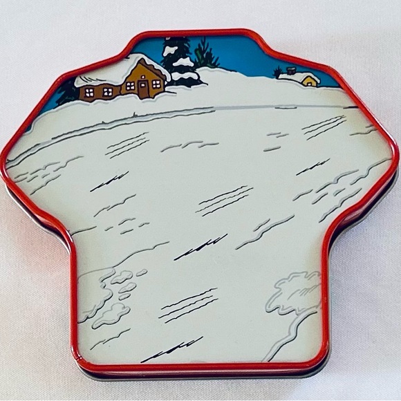 PEANUTS Collectible Shirt Tin SLEDDING SET 4 Miniature Figures Snoopy New - Picture 4 of 5